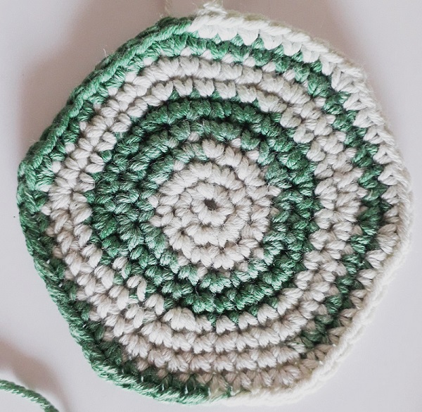 Campione di Bora Bora realizzato a maglia bassa, lavorata in tondo