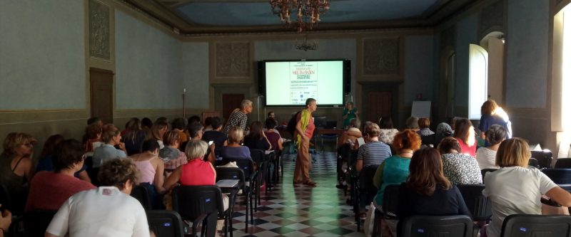 Il pubblico si accomoda all'inizio della prima giornata di corsi