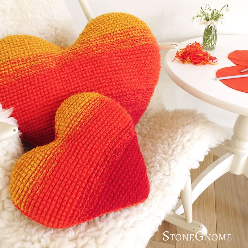 Heart on Fire Pillow di StoneGnome aka Heidi Eisner San Valentino uncinetto tunisino