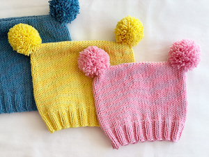 Berretto con due pompom ai ferri