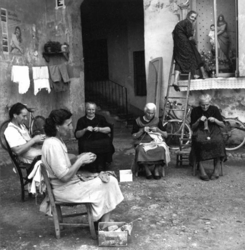 Donne lavorano a maglia nel cortile