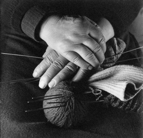 Donna anziana che lavora con gioco di feri