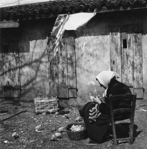 Donna anziana lavora all'uncinetto