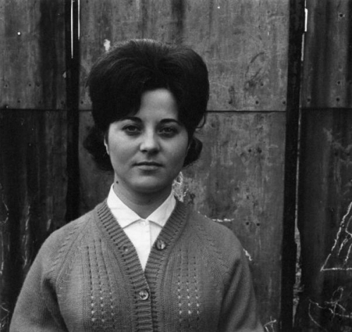 Operaia dell'Olivetti con cardigan a maglia