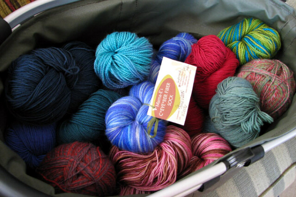 Una cesta di filati di scorta