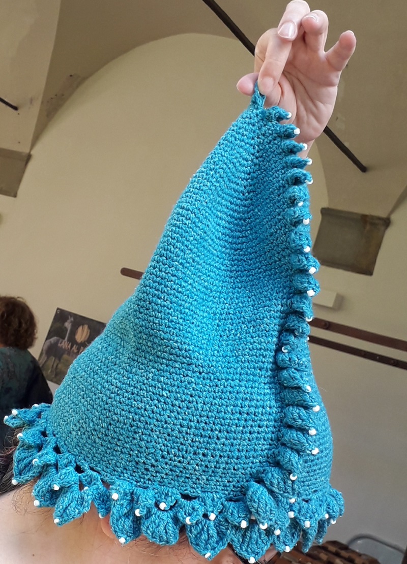 calypso è un esempio di cappellino top-down all'uncinetto