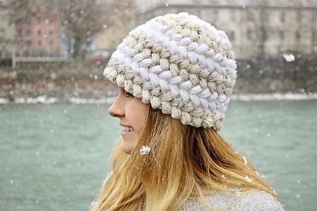 Berretto Braided Puff Hat di Jessica Venture