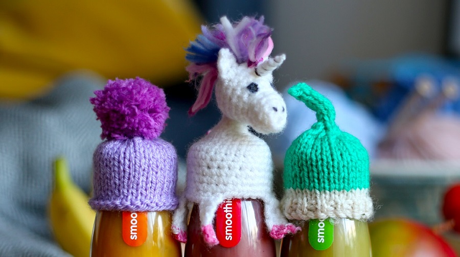 Cappellini per bottigliette realizzati per l'iniziativa Tanto di cappellino