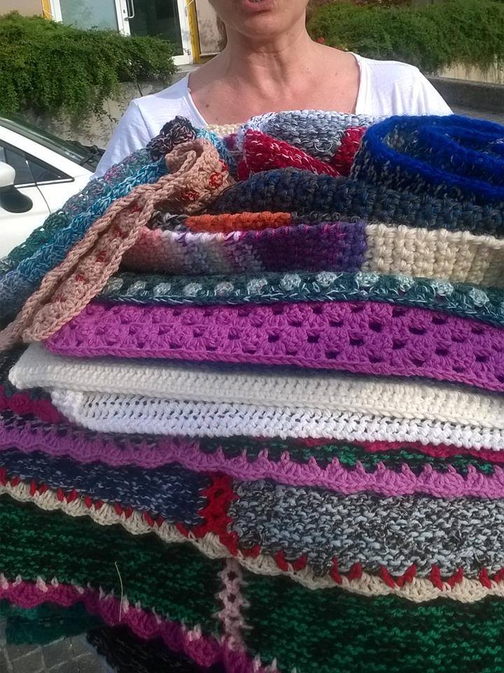 Quadrati a maglia e uncinetto raccolti da Viva Vittoria