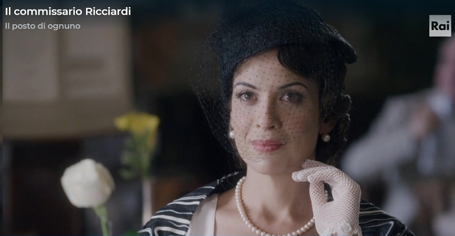 Guanti di pizzo a uncinetto ne Il Commissario Ricciardi