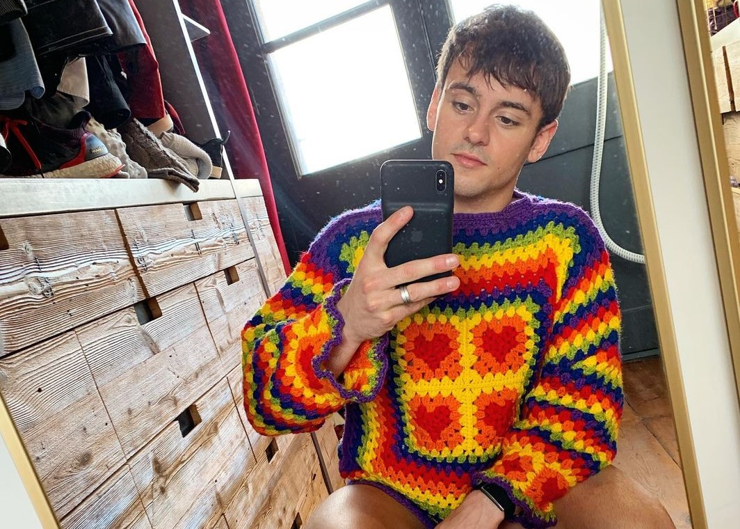 Tom Daley mostra la sua prima creazione a uncinetto