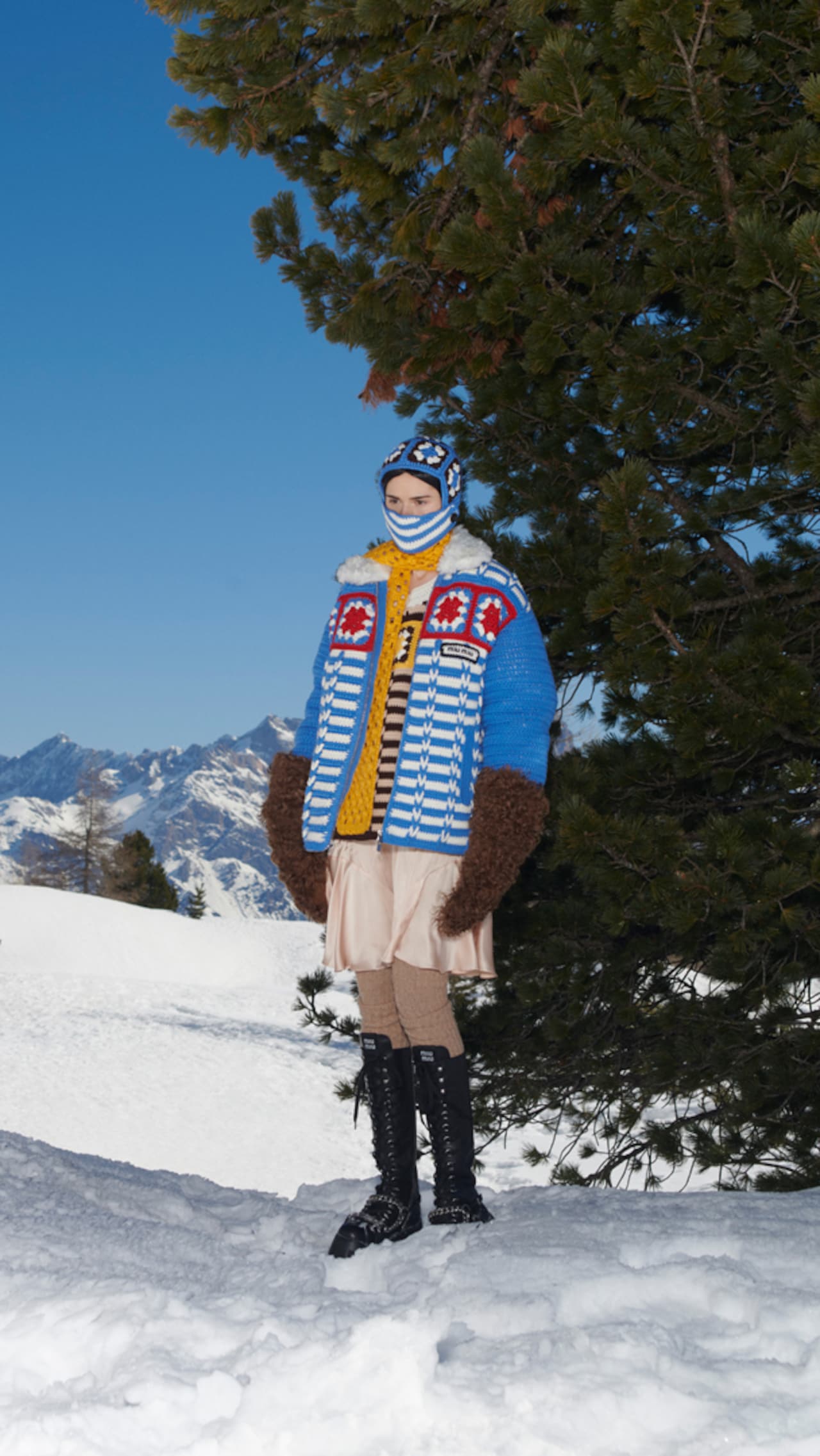 Giacca, sciarpa e passamontagna di Miu Miu