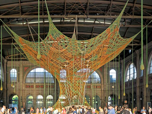 Grande opera di Ernesto Neto alla stazione di Zurogo