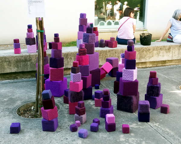 Cubi viola a maglia e all'uncinetto Parole Purple