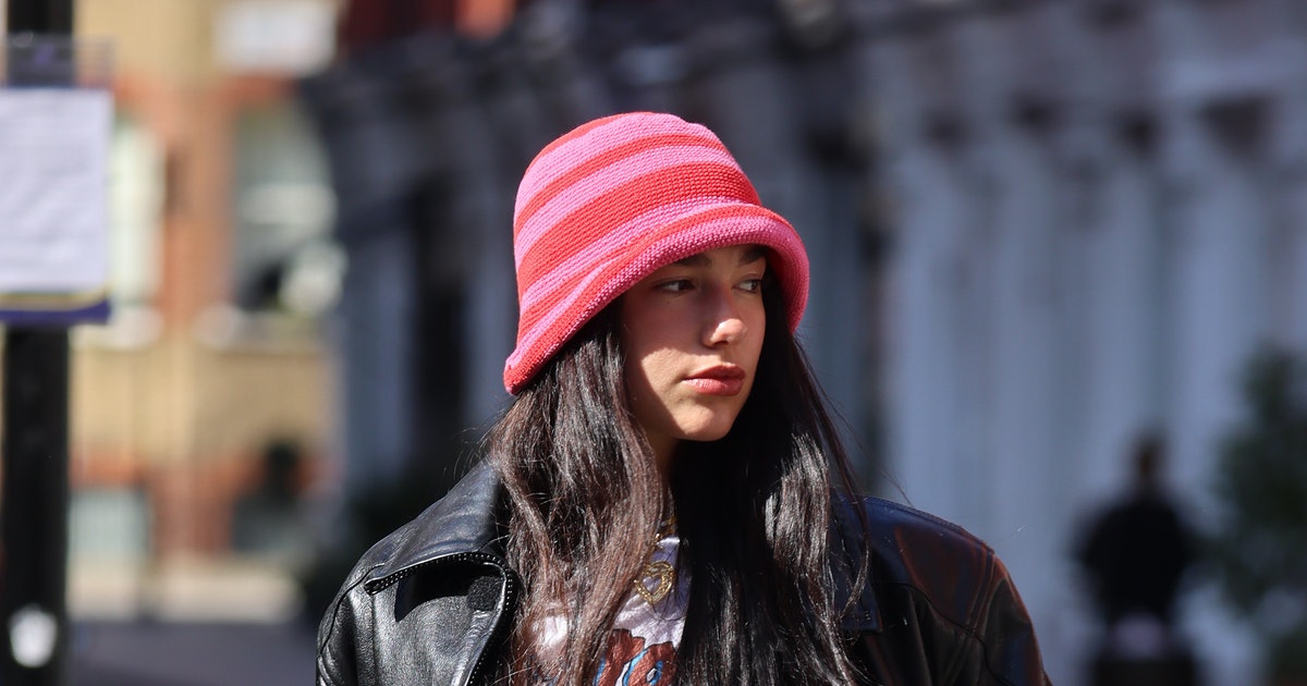 Dua Lipa indossa un cappellino a uncinetto