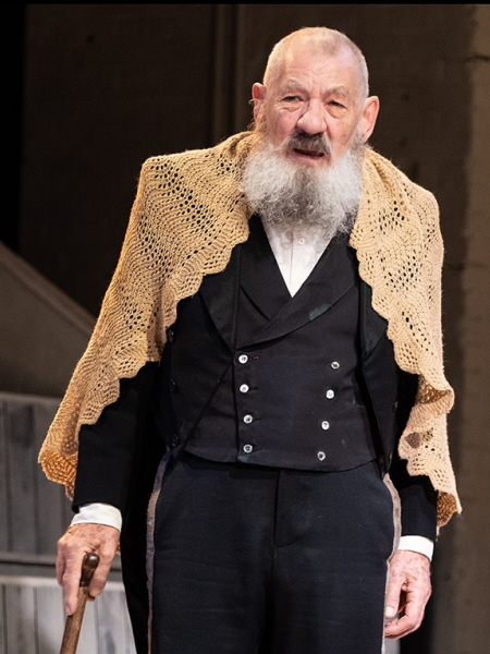 Ian McKellen indossa uno scialle a punto pavone