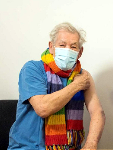 Sir Ian indossa una sciarpa arcobaleno durante la vaccinazione