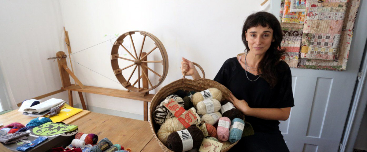 Rosa Pomar nel suo negozio e laboratorio di Lisbona