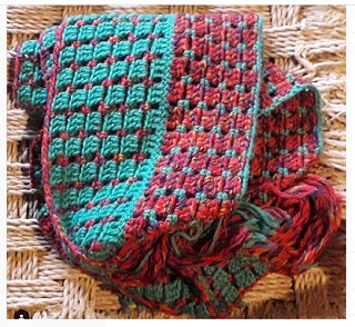 Sciarpa a uncinetto realizzata con un filato di West Yorkshire Spinners