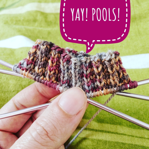 Bordo di calzini con pozza di colore