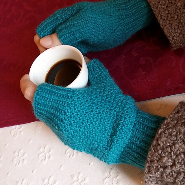 Mani di Alice Twain con guantini: il pattern è in vendita su Ravelry