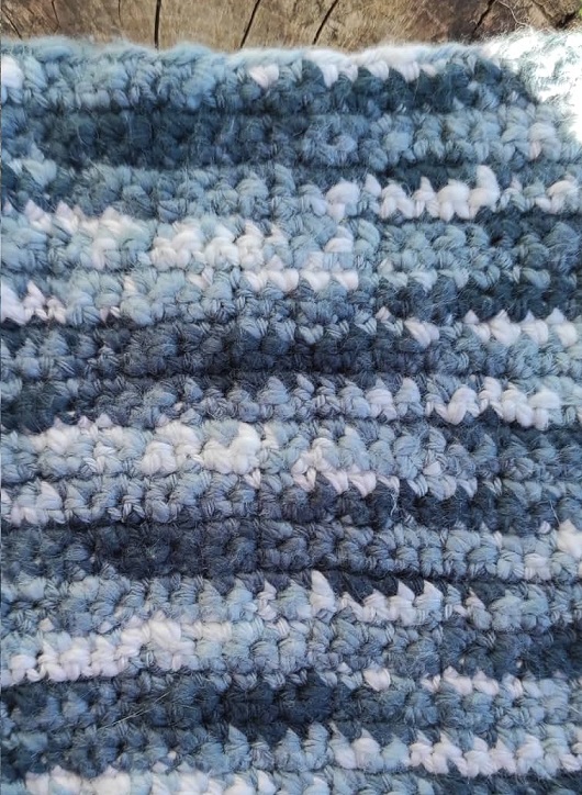 Campione a maglia bassa a uncinetto, realizzato con Flambé di Borgo de' pazzi