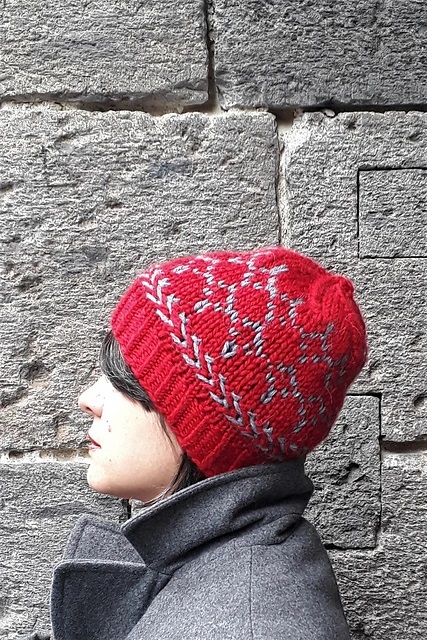 Maria Modeo indossa il suo cappellino a maglia: il pattern è in vendita su Ravelry