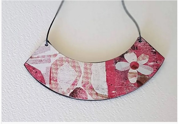 Collana realizzata con la tecnica del collage da Susanna Toffetti