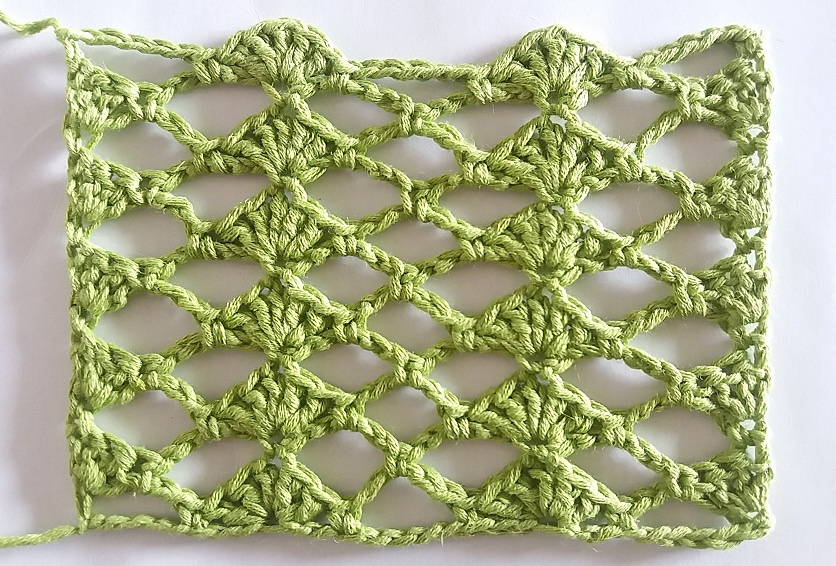Campione a uncinetto che alterna ventaglietti pieni ad archetti di catenelle