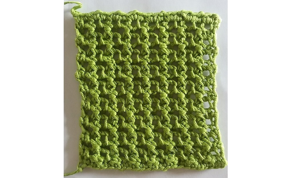 Punto a uncinetto a maglie basse e catenelle realizzato con Biolino di Sesia