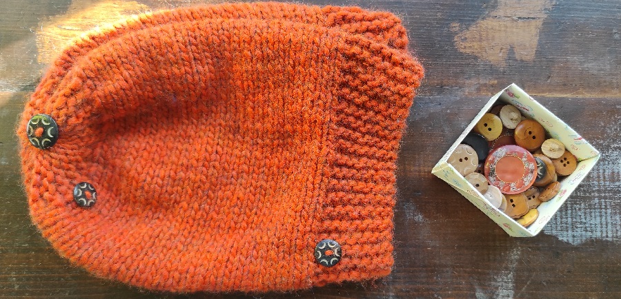 Cappellino a maglia a righe accorciate "Haiprovatoagirarlo?"