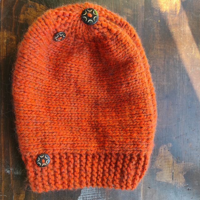 Cappellino a maglia a righe accorciate "Haiprovatoagirarlo?"