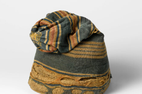 Berretto in lana a policrome a due strati, il superiore lavorato molto più fine di quello sottostante, Rijksmuseum, Amsterdam