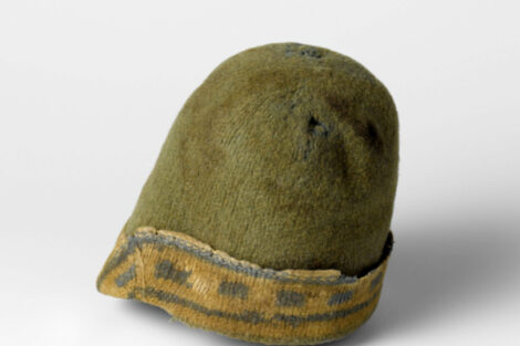 Berretto verde con risvolto asimmetrico ocra con motivi jacquard azzurri, Rijksmuseum, Amsterdam