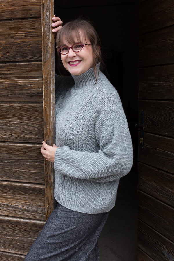 Valentina Cosciani posa col suo maglione a trecce nella foto di Calogero Chinnici
