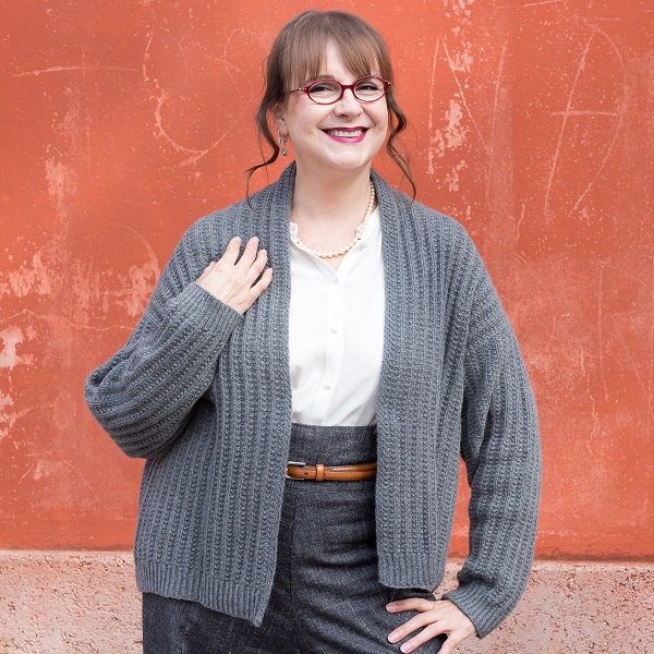 Valentina Cosciani posa col suo cardigan a linee scivolate nella foto di Calogero Chinnici