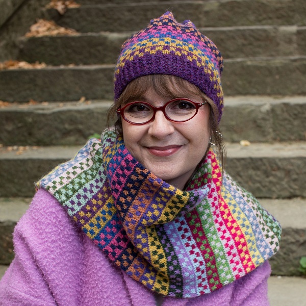 Valentina Cosciani posa col suo modello di set cappellino e sciarpa a maglia, nella foto di Calogero Chinnici.