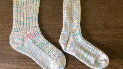 Paio di calzini, uno messo in forma e l'altro no