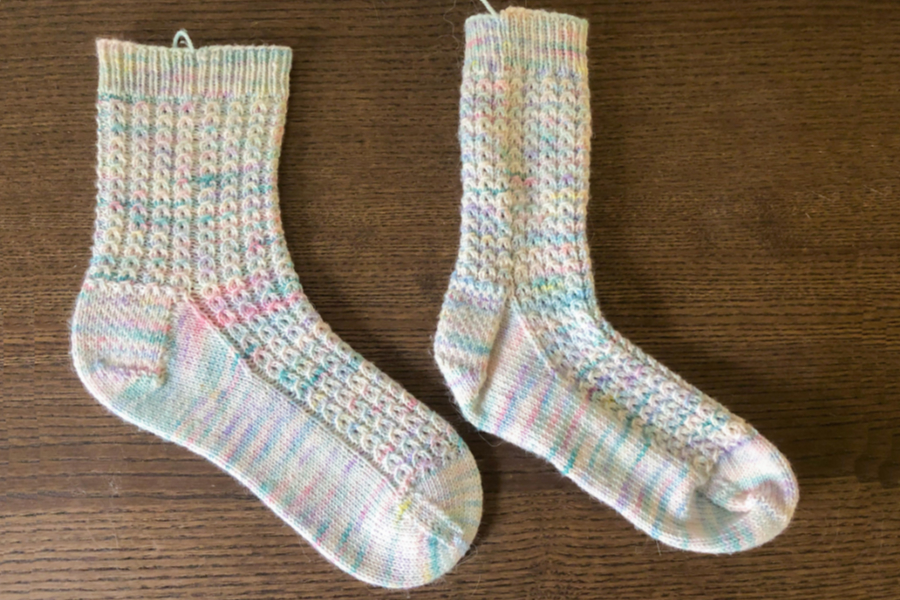 Paio di calzini, uno messo in forma e l'altro no