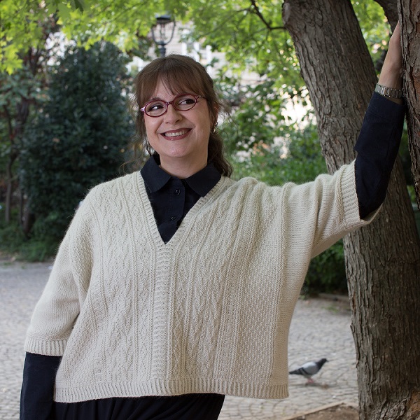 Valentina Cosciani posa col suo maglione oversize nella foto di Calogero Chinnici