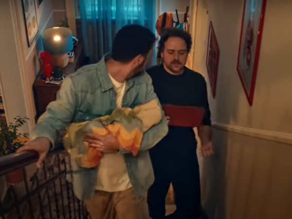 uomini con un bambino avvolto in uno scialle sulle scale