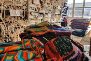 Il magazzino di Sheep Italia, dove vengono assemblate e conservate le coperte prima di donarle