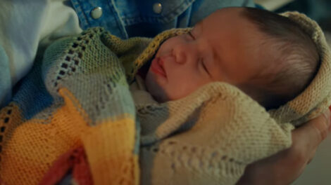 Il neonato della pubblicità avvolto nello scialle