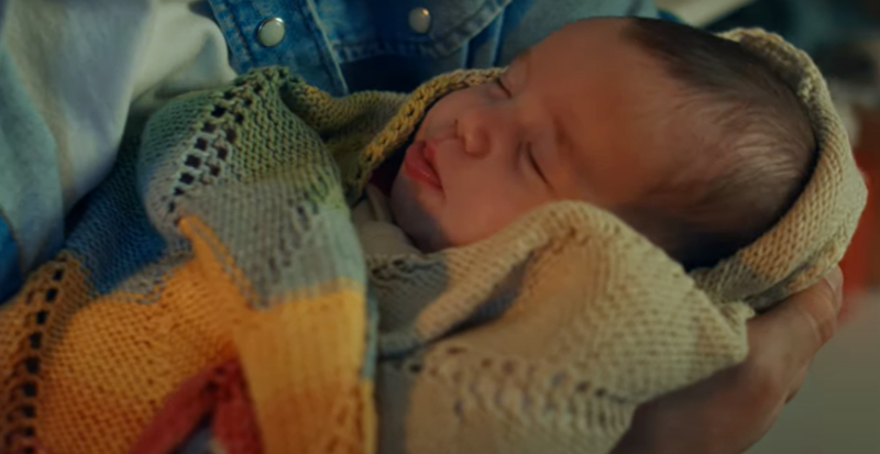 Il neonato della pubblicità avvolto nello scialle