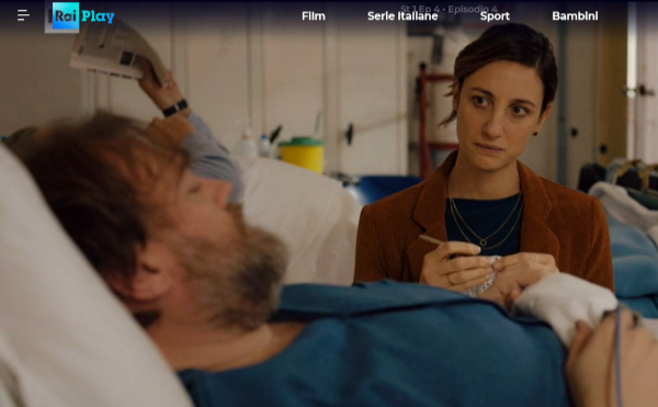 Stefano Fresi (Kostas Charitos) e Francesca Inaudi (Adriana) che lavora all'uncinetto