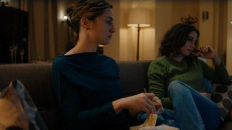 La moglie di Kostas Charitos lavora all'uncinetto