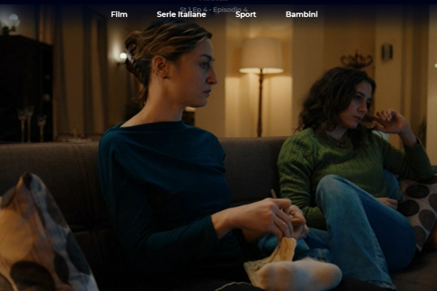 La moglie di Kostas Charitos lavora all'uncinetto