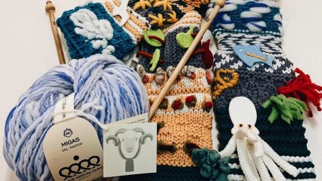 Foto di gomitoli e manicotti sensoriali realizzati a maglia. Foto: Asociación de Labores Solidarias de la IAIA