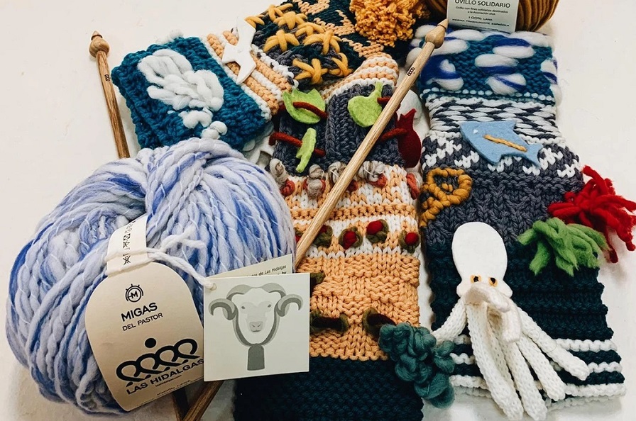 Foto di gomitoli e manicotti sensoriali realizzati a maglia. Foto: Asociación de Labores Solidarias de la IAIA