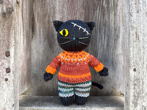 Gattino nero amigurumi a maglia, modello di Jesie Ostermiller